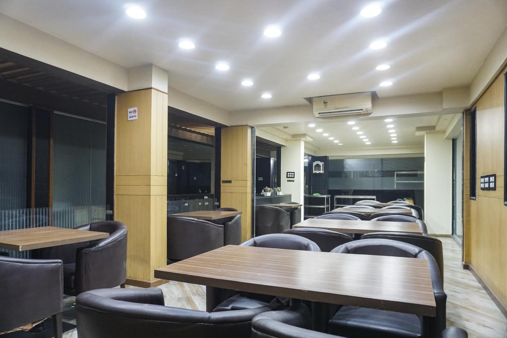 Super Townhouse Oak Sr Hotel Wakad Πούνε Εξωτερικό φωτογραφία