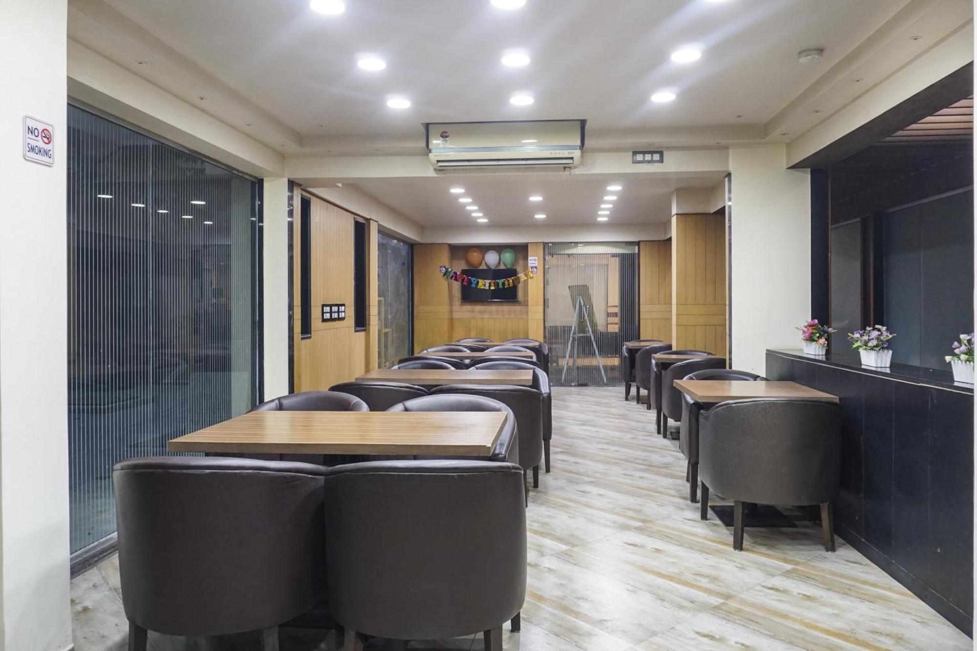 Super Townhouse Oak Sr Hotel Wakad Πούνε Εξωτερικό φωτογραφία